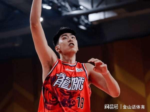 乐鱼体育-牛逼！10中9砍24分14板2帽，被广东弃用之人又爆发，网友:真争气