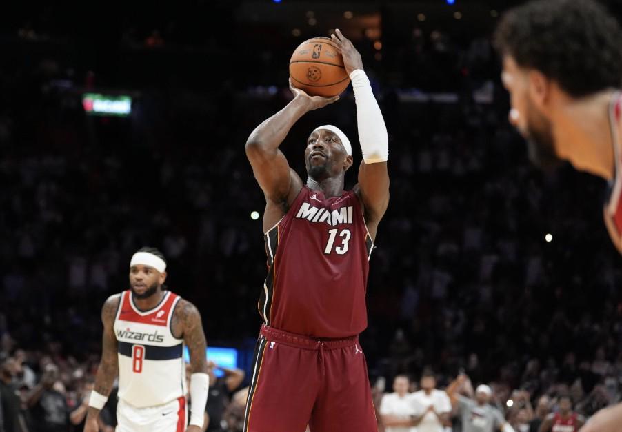 乐鱼正版入口-韦德：我见证了阿德巴约一步步成长，看着他拿83分我感慨万千