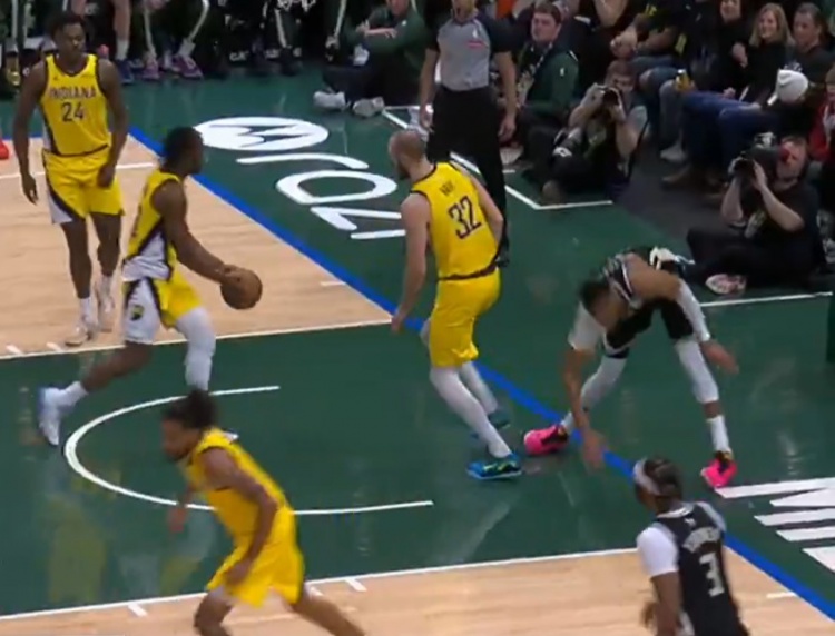 乐鱼体育平台-看着挺严重啊！里弗斯：字母哥在一次扣篮后导致左膝过度伸展